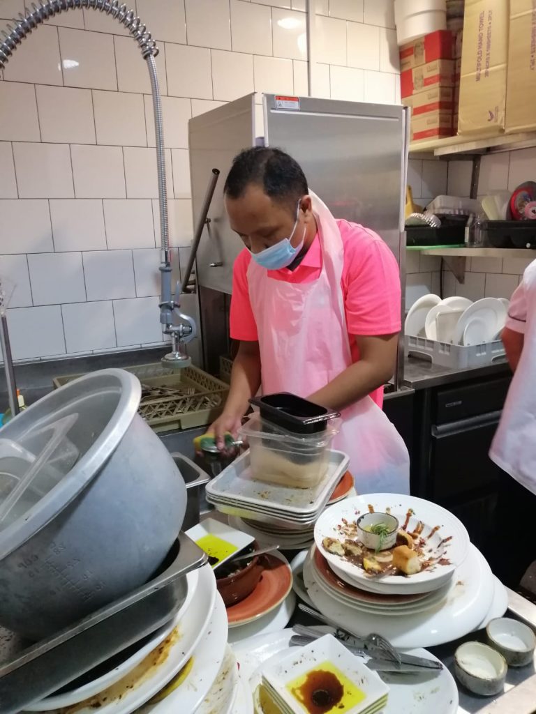 restaurant-dishwashing-2